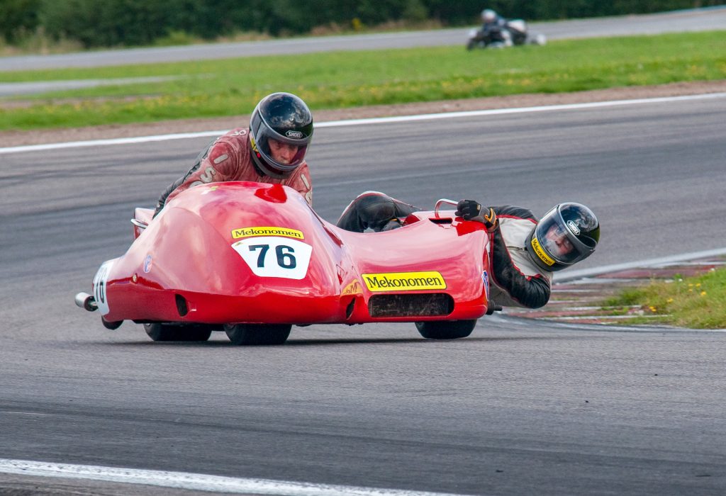 Roadracing. Motorcykel med sidvagn på bana