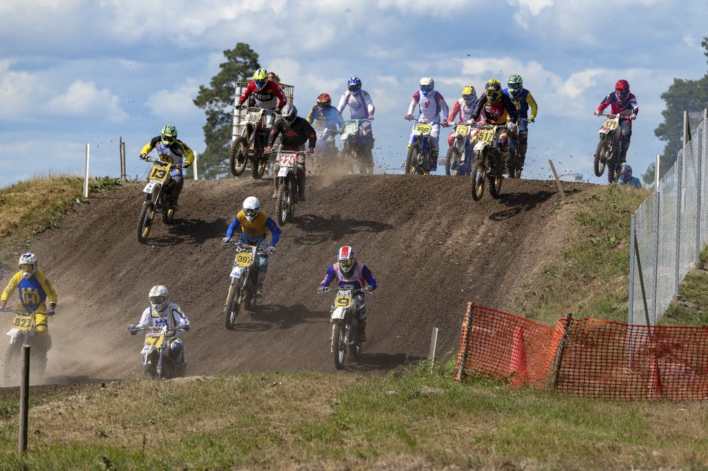 Många motocross-mc i en crossbana under tävling