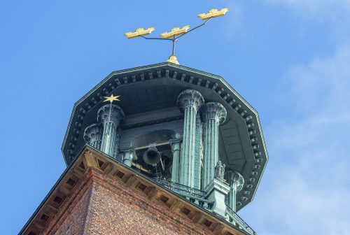 Stadshusets tre kronor i grodperspektiv