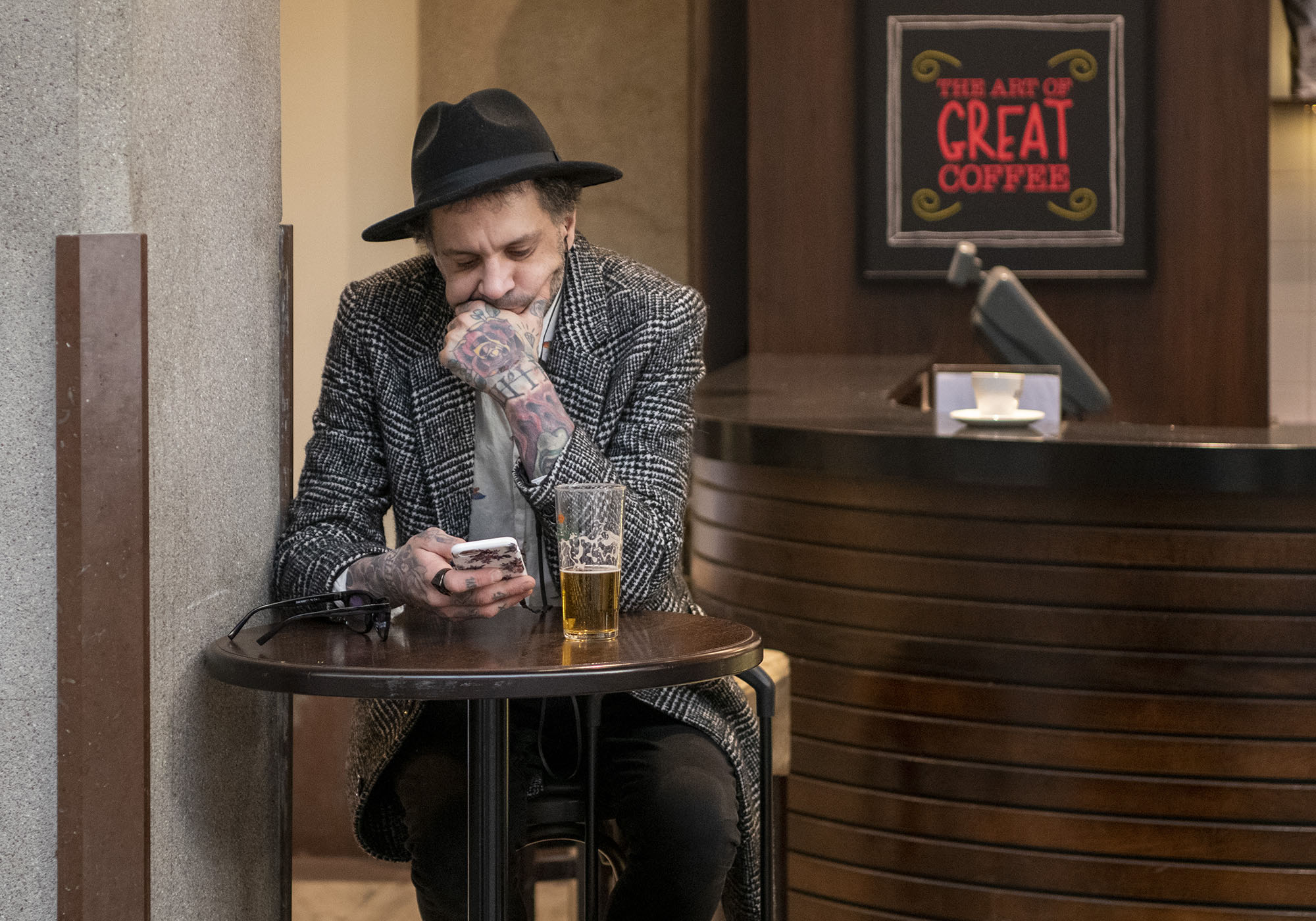 En man tar en öl i Stockholms Centralstation