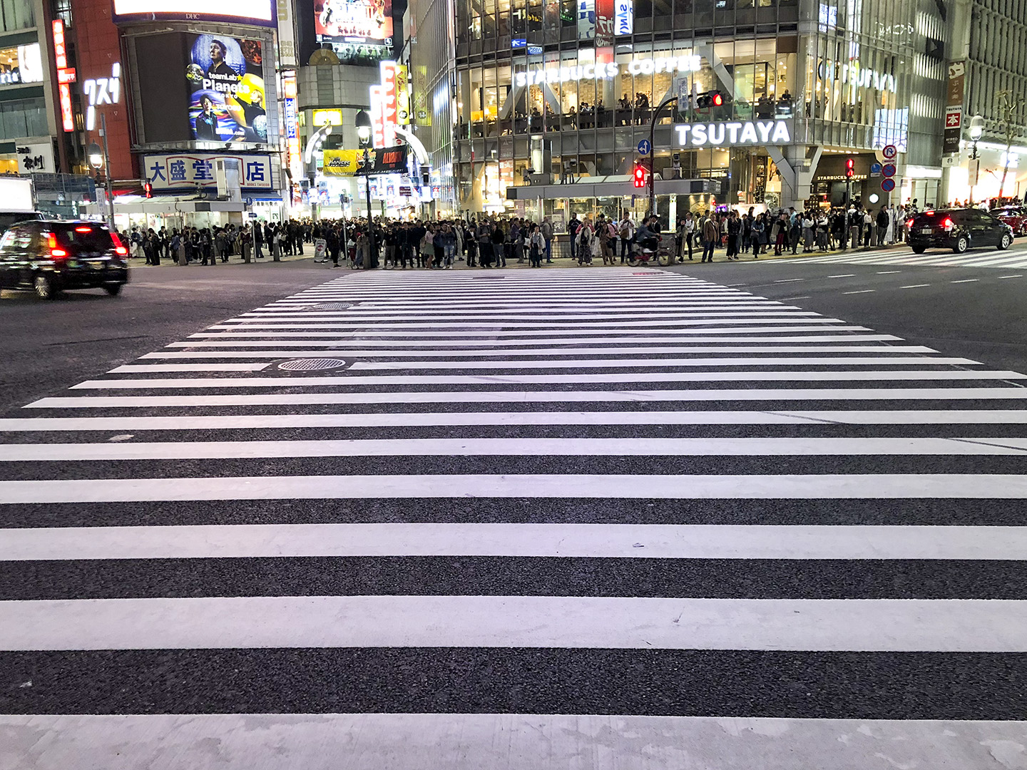Ena hörnet av den världsberömda korsningen "Shibuya Crossing" i Tokyo